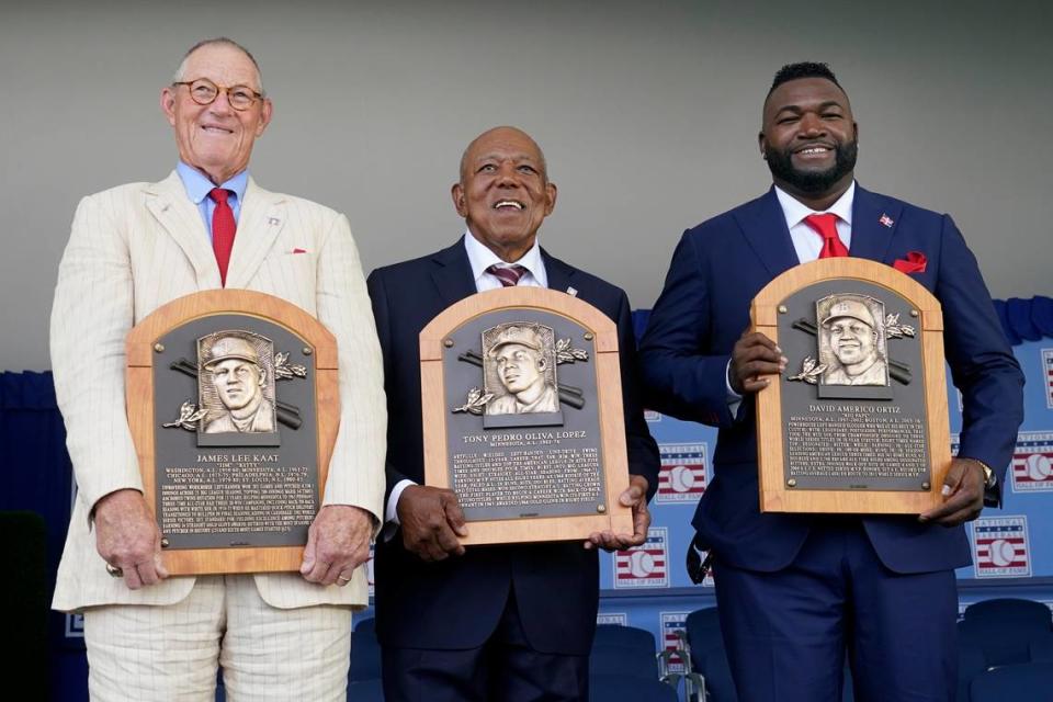 De derecha a izquierda, Jim Kaat, Tony Oliva y David Ortiz muestran sus placas tras ser exaltados al Salón de la Fama, el domingo 24 de julio de 2022, en Cooperstown, Nueva York.