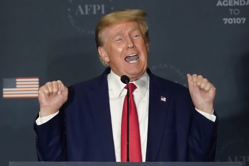 El expresidente Donald Trump habla sobre halterofilia durante una reunión del Instituto de Política Primero Estados Unidos en el Marriott Marquis en Washington, el martes 26 de julio de 2022. (AP Foto/Andrew Harnik)