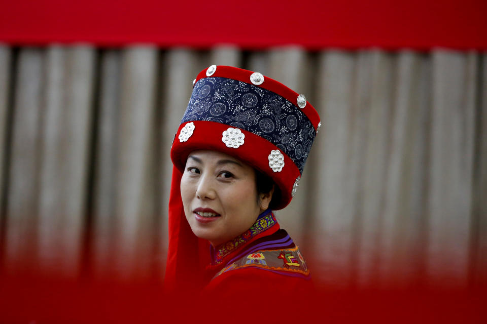 <p>Eine chinesische Delegierte in traditioneller Tracht nimmt an der Jahrestagung des Nationalen Volkskongress in Peking teil. (Bild: REUTERS/Thomas Peter) </p>