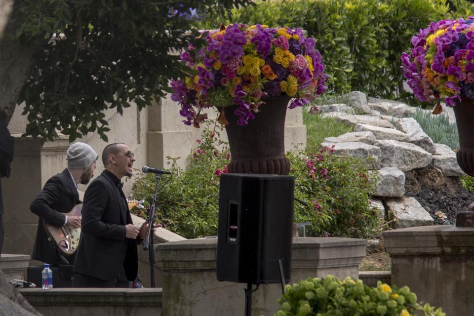 HOLLYWOOD, CA - MAY 26: Brad Delson and Chester Bennington perfom during funeral services for Soundgarden frontman Chris Cornell at Hollywood Forever Cemetery on May 26, 2017 in Hollywood, California. The grunge-rock icon was pronounced dead in the early morning hours of May 18 after a Soundgarden performance that evening in Detroit. He was 52. (Photo by David McNew/Getty Images)