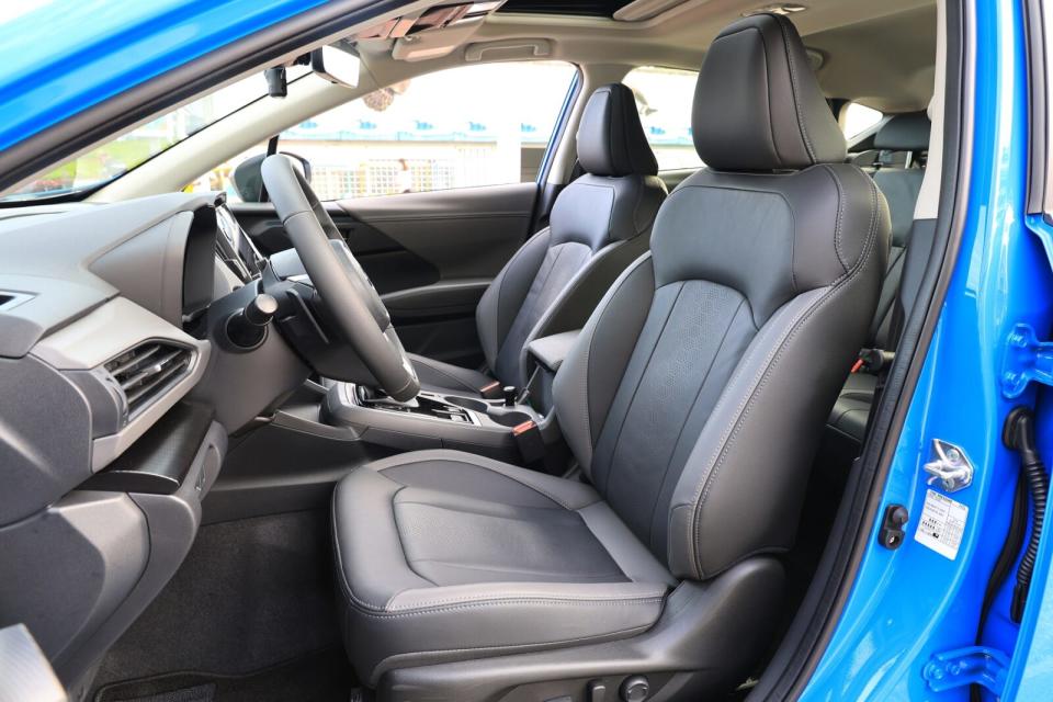採雙色皮革包覆的駕駛座與副手座椅分別具備10向/8向電動調整功能。