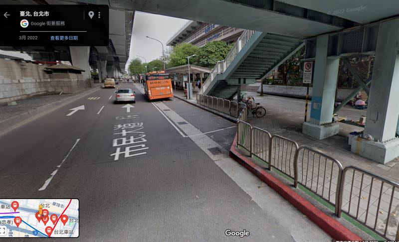 人行道圍欄在台灣已不常見，但其實某些路段還是有設置。（圖／翻攝自Google maps）