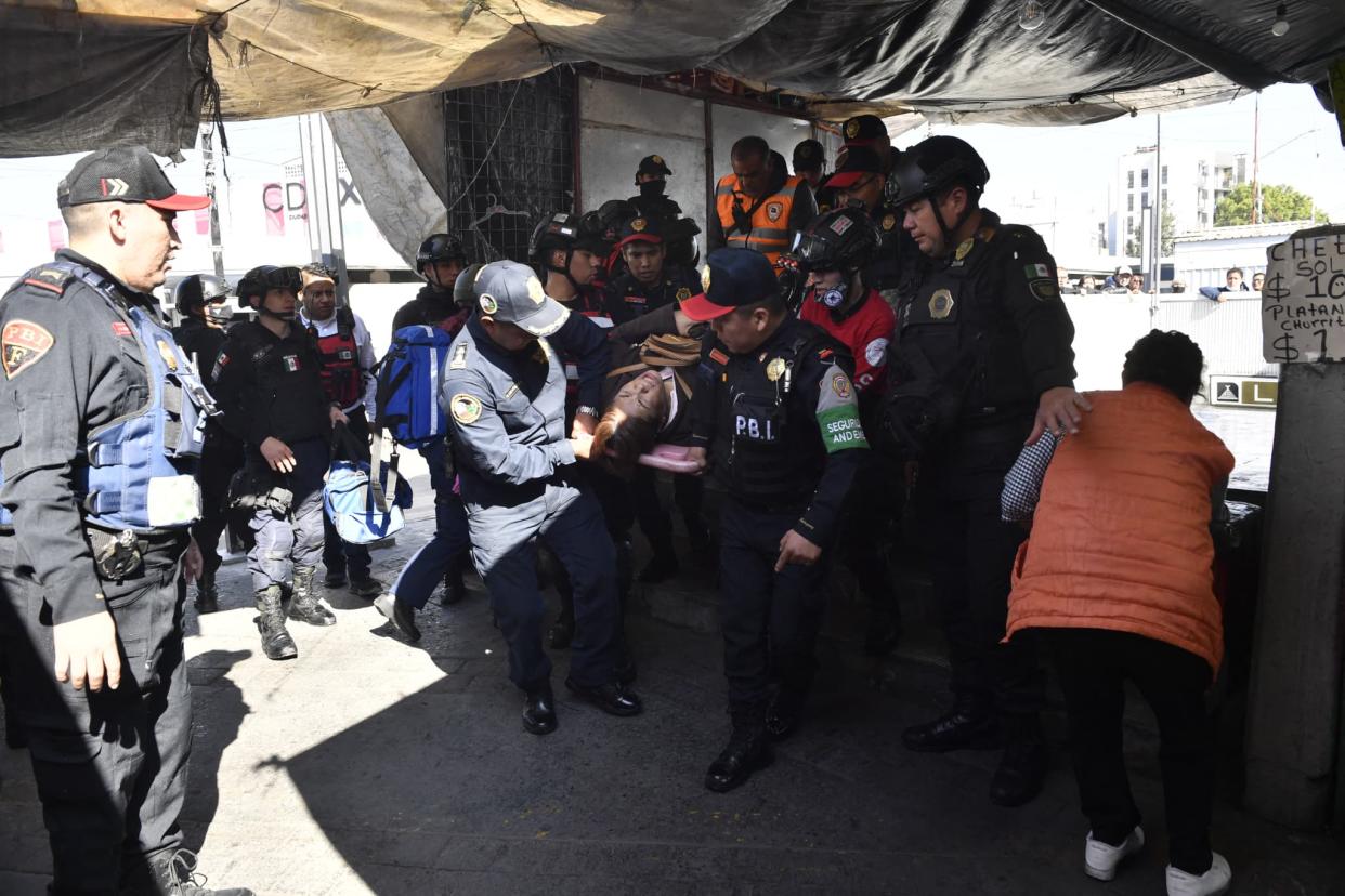 Une personnes blessée est prise en charge après une collision entre deux rames de métro à Mexico, le 7 janvier 2023. - CLAUDIO CRUZ / AFP