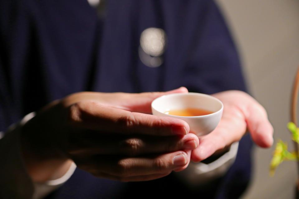 魏幸怡為愛茶人士，將時令佳餚配好茶，體驗更完整。（圖片來源：飛花落院 FB）