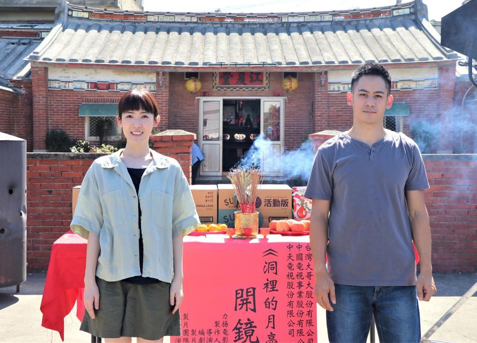▲李淳 (右)、孫可芳在《洞裡的月亮》飾演夢想在台北開私廚的男女朋友。