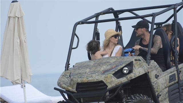 Marcelo Tinelli, con Guillermina Valdés, en un jeep en la playa. Foto: LN