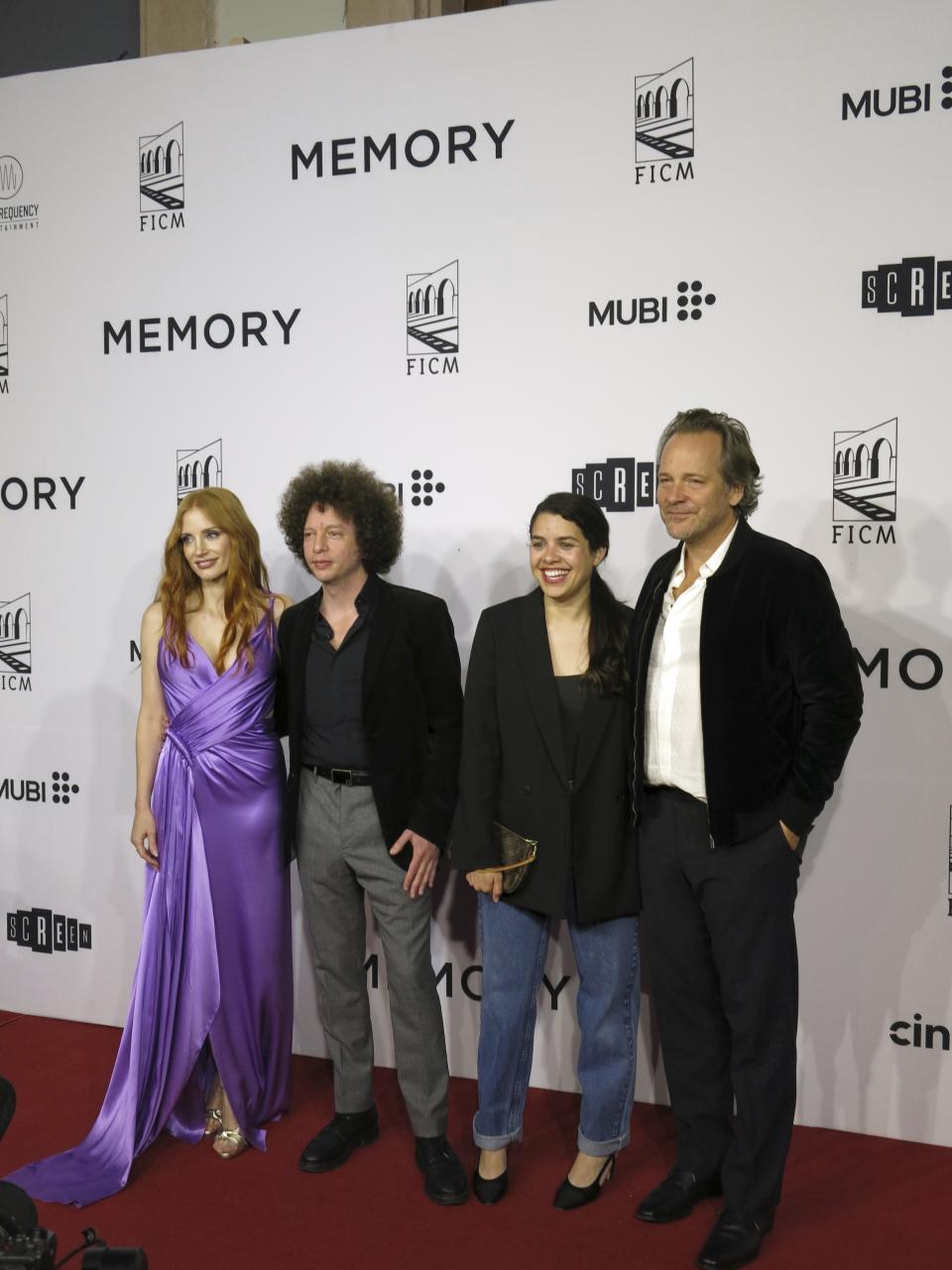 De izquierda a derEcha, la actriz estadounidense Jessica Chastain, el director mexicano Michel Franco, la productora mexicana Eréndira Núñez y el actor estadounidense Peter Sarsgaard posan en la alfombra roja de la película Memory en el Festival Internacional de Cine de Morelia en Morelia, México, el sábado 21 de octubre de 2023. (Foto AP/Berenice Bautista)