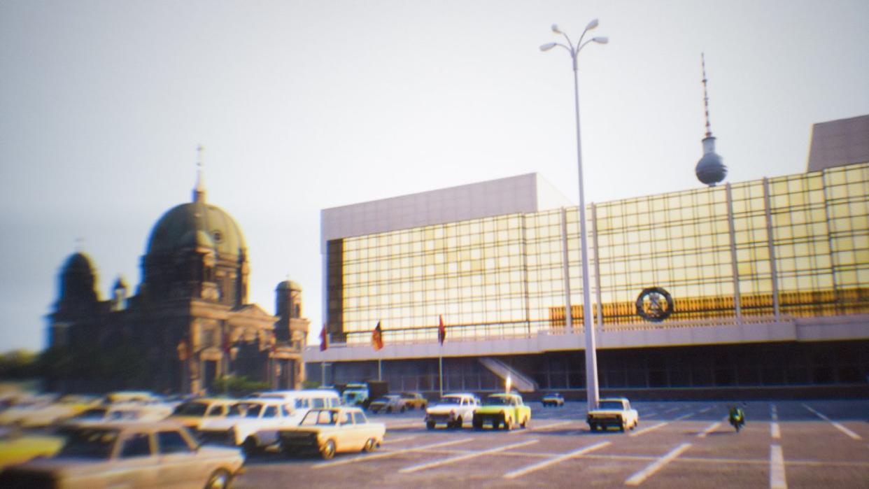 Der Palast der Republik (r), der Berliner Fernsehturm und der Berliner Dom sind durch eine Virtual-Reality-Brille zu sehen. Foto: Christoph Soeder