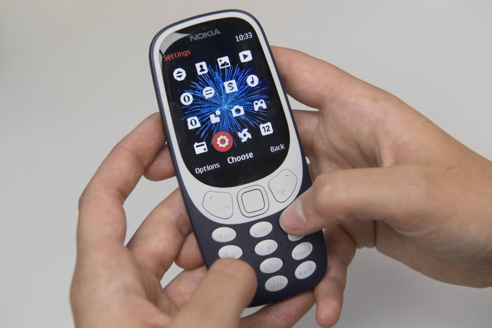 El Nokia 3310 es uno de los último modelos de móviles sin conexión a Internet, o móviles tontos, lanzados al mercado. (Foto: Victoria Jones/PA Images via Getty Images).