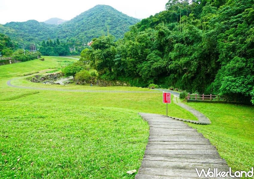 The park is just a 10-15 minute stroll from MRT Dahu Park Station Exit 1, making it the most relaxing walking spot for off-duty Taipei residents. (Photo courtesy of Taipei Walker)