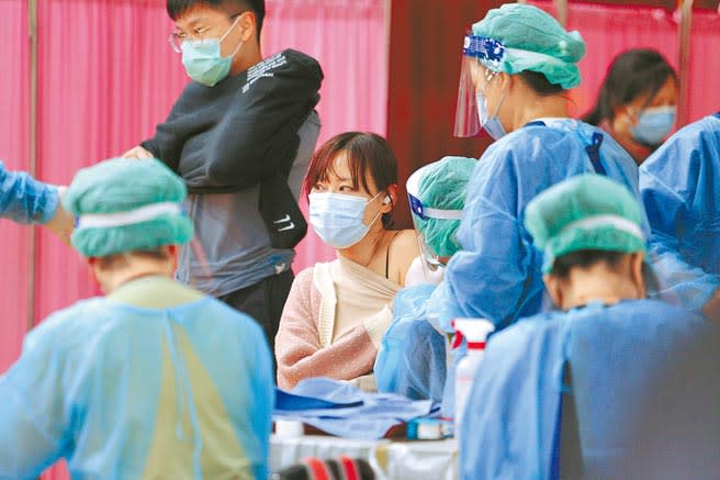 台北市從7日至9日加開12至18歲青少年BNT疫苗第1、2劑，不少符合資格者到懷生國中施打站接種疫苗。（黃世麒攝）