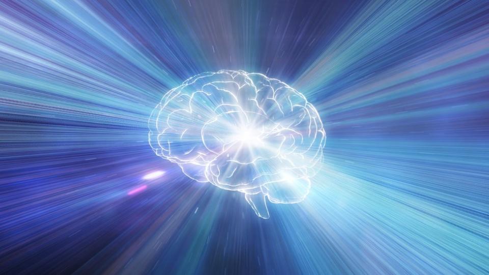 Un cerebro del que salen rayos luminosos