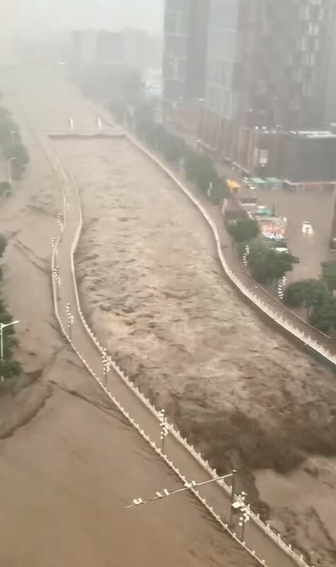 災情最嚴重的區域是門頭溝。永定河水位暴漲漫過堤壩，持續的暴雨引發山洪暴發。   圖：翻攝自蔡慎坤推特