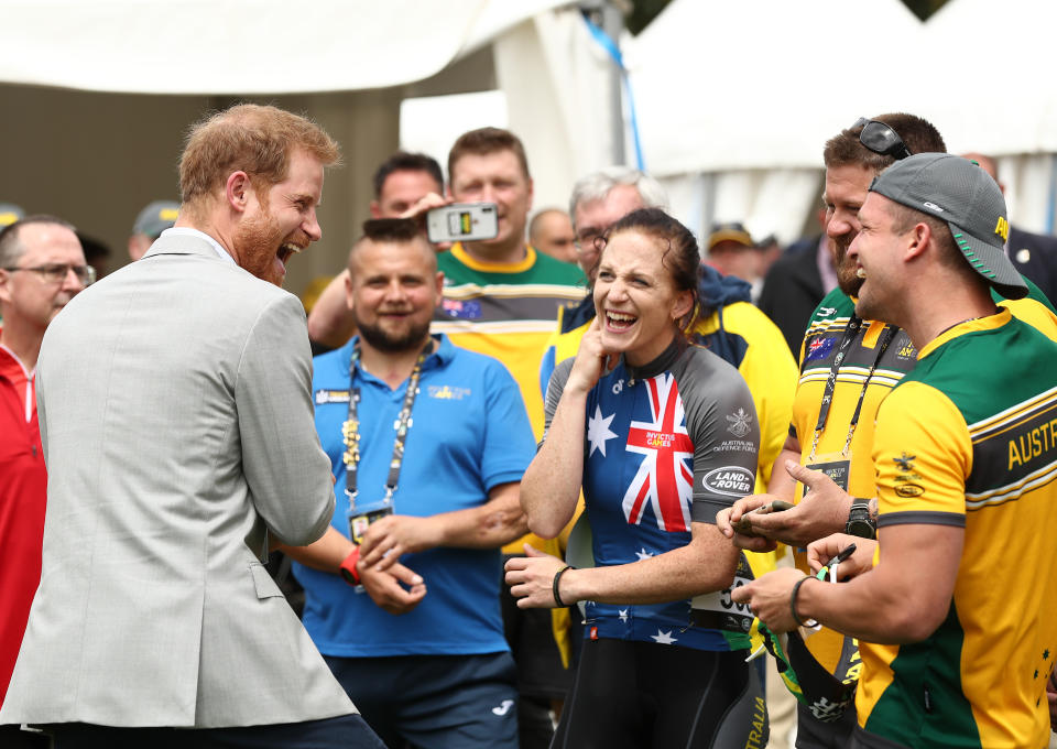 <p>Antes de atender ese compromiso, el príncipe Harry estuvo solo durante la presentación de unas medallas.<br>(Photo by Ryan Pierse/Getty Images) </p>