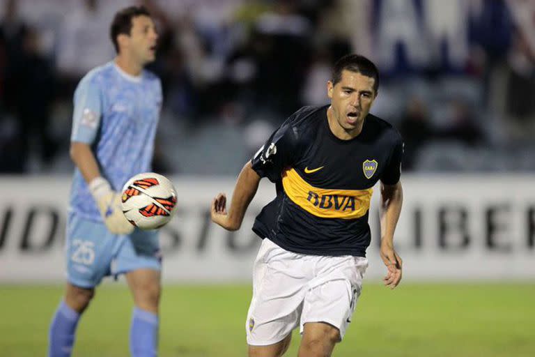 Riquelme ante Nacional, en la Libertadores 2013; Boca vestirá igual 10 años después