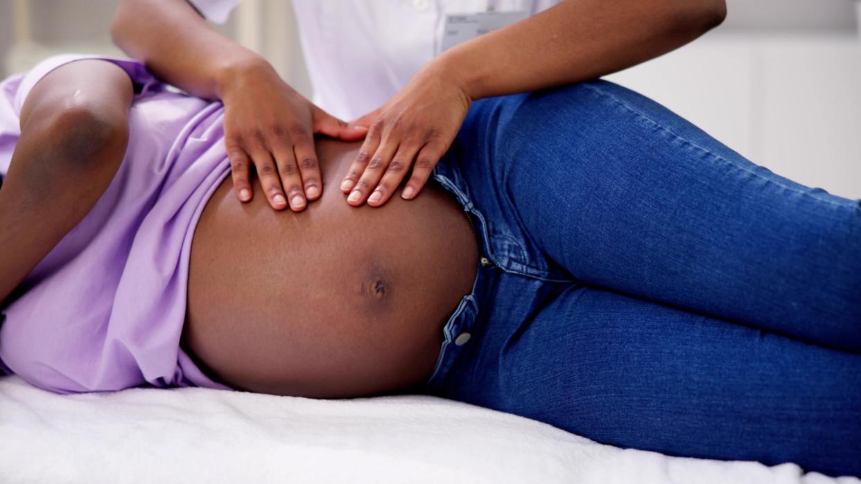  Prenatal massage on a Black belly. 