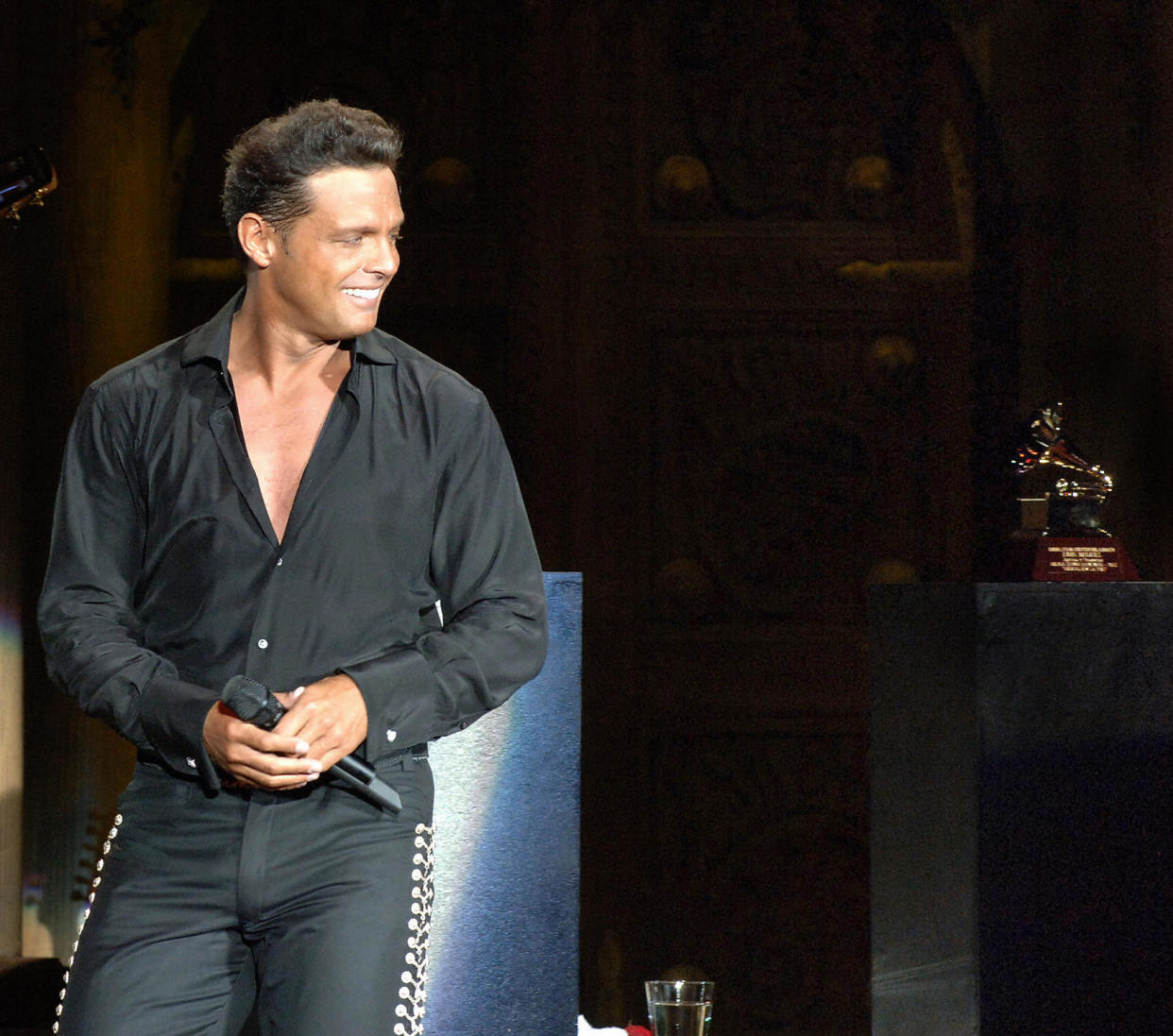 El cantante mexicano Luis Miguel mira a su premio Grammy después de un concierto de su tour "Con Mexico en la Piel" en 2006. (Getty Images)