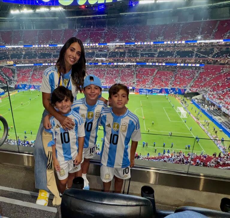 Al final, la rosarina y sus hijos Thiago, Mateo y Ciro ingresaron al estadio y tuvieron una excelente velada (Foto: Instagram @antonelaroccuzzo)