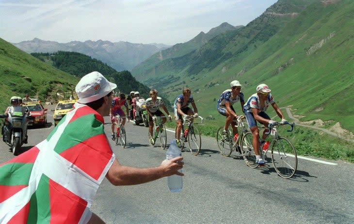 <span class="article__caption">Claudio Chiappucci leads up the Col d’Aubisque in the 1991 Tour de France.</span> (Photo: VINCENT AMALVY/AFP via Getty Images)