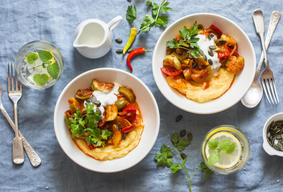 <p>Prenez votre polenta toute simple. Servez-la avec des légumes méditerranéens colorés savoureux en vous inspirant de la <a rel="nofollow noopener" href="https://toriavey.com/toris-kitchen/mediterranean-vegetable-polenta/" target="_blank" data-ylk="slk:recette de Tori Avey;elm:context_link;itc:0;sec:content-canvas" class="link ">recette de Tori Avey</a>. Vous profiterez ainsi d’un dîner végétarien riche en goût. [Photo : Getty] </p>