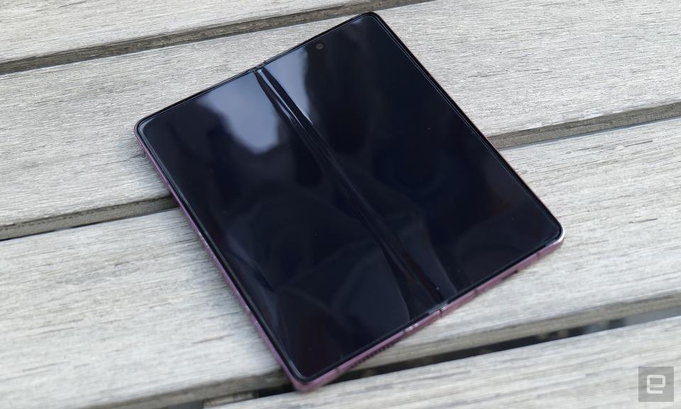 <p>Photos of a Samsung Galaxy Z Fold 4 after one year of ownership without a case.</p> 