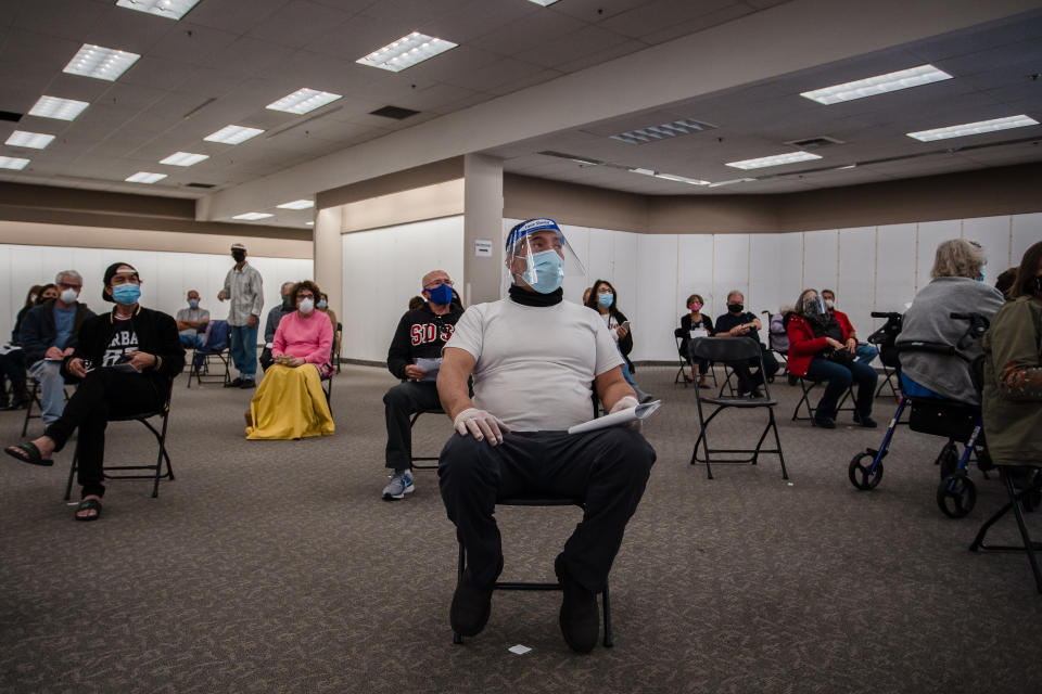 Gente en una zona de espera en un lugar de vacunación en San Diego, California, tras recibir la vacuna de Moderna en contra de la COVID-19, el 27 de enero de 2021. (Ariana Drehsler/The New York Times)