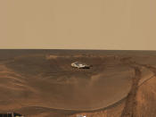 <p>In dieser Aufnahme vom 14. April 2004, die laut NASA einigermaßen farbgetreu ist, kann man die Landeplattform “Challenger Memorial Station” sehen, die den Rover “Opportunity” auf dem Mars abgesetzt hat. (Bild: NASA/JPL-Caltech/Cornell) </p>