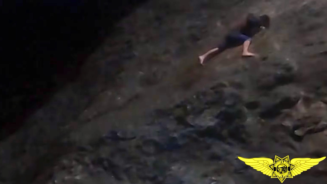  Dramatic helicopter rescue footage shows California hiker dangling from cliff. 