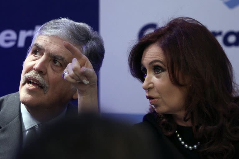 Acto de la Presidenta Cristina Fernandez de Kirchner en la Central de Puerto Nuevo de Timbues de luz y fuerza con la asistencia de Julio De vido, Ingeniero Jose Maria Vazquez, Nestor Sanchez y el titular del sindicato de Luz y Fuerza, Oscar Lescano El 05_07_2012