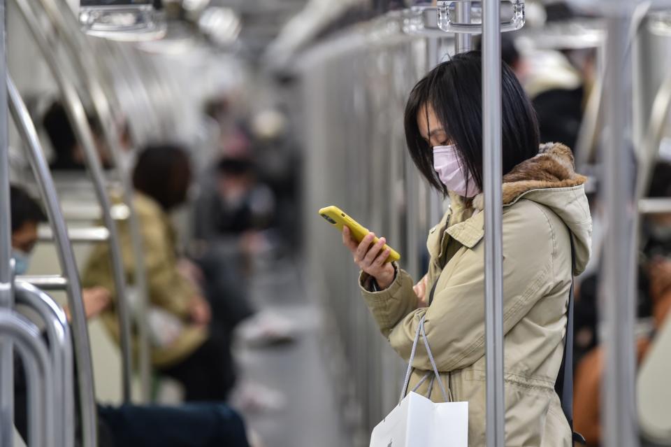 Esta foto tomada el 27 de febrero de 2020 muestra a los pasajeros con máscaras protectoras mientras viajaban en el metro en Shanghai. (Foto de HECTOR RETAMAL / AFP a través de Getty Images)
