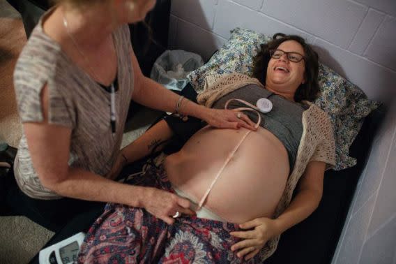 Desde todo Alabama mujeres embarazadas cruzan a Mississippi, Tennessee o Georgia para atenderse con parteras cuyos servicios son ilegales en su estado. (Yahoo!)
