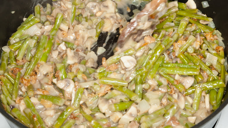 Mushroom sauce with green beans