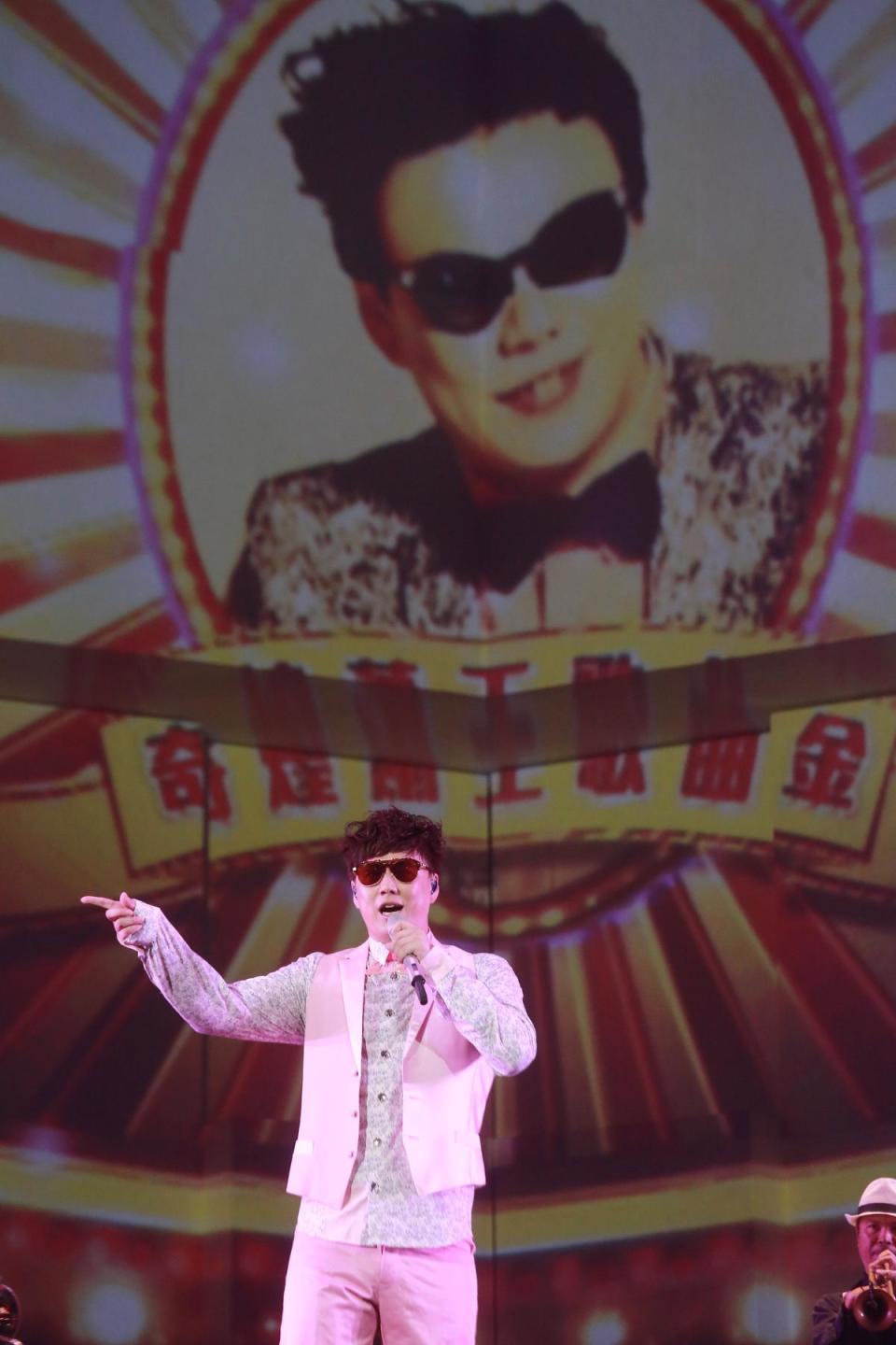蕭煌奇是首位站上台北小巨蛋舉辦個人演唱會的視障歌手，整場演出將歌詞、走位、舞蹈都記在腦中完美演出。（華納提供）