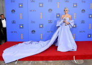 <p>Una de las protagonistas de la noche fue Lady Gaga que, con su pelo azul, cautivó al público con un maxi vestido celeste con aguas labanda de Valentino. Lo lució en homenaje a Judy Garland, por su film de 1954 “A star in born”.<br>(Gtres)</p> 