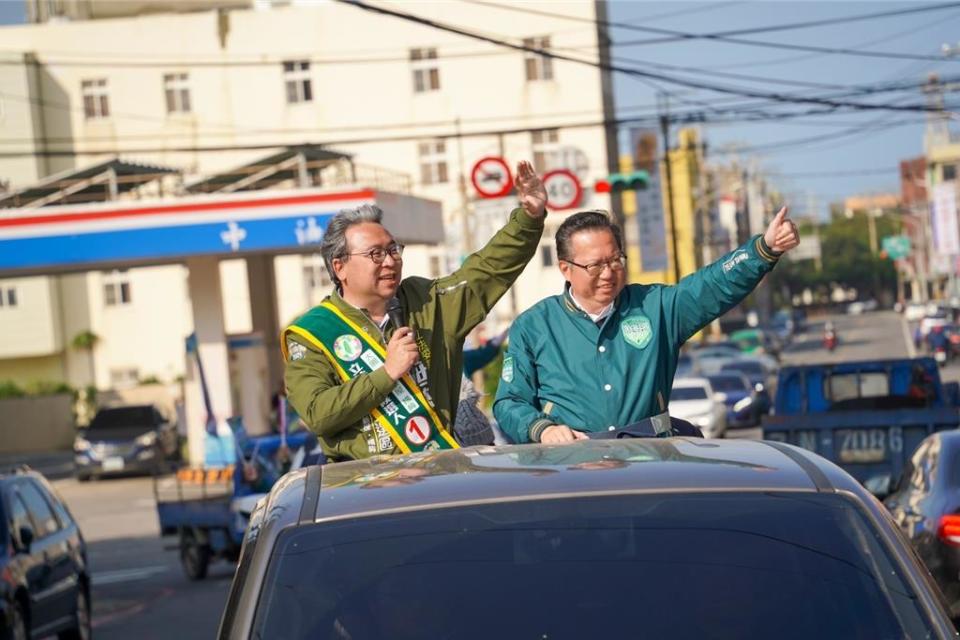 桃園二選區民進黨立委候選人黃世杰今未辦造勢大會，選擇在觀音、楊梅持續掃街，爭取民眾支持。（黃世杰競辦提供／蔡明亘桃園傳真）