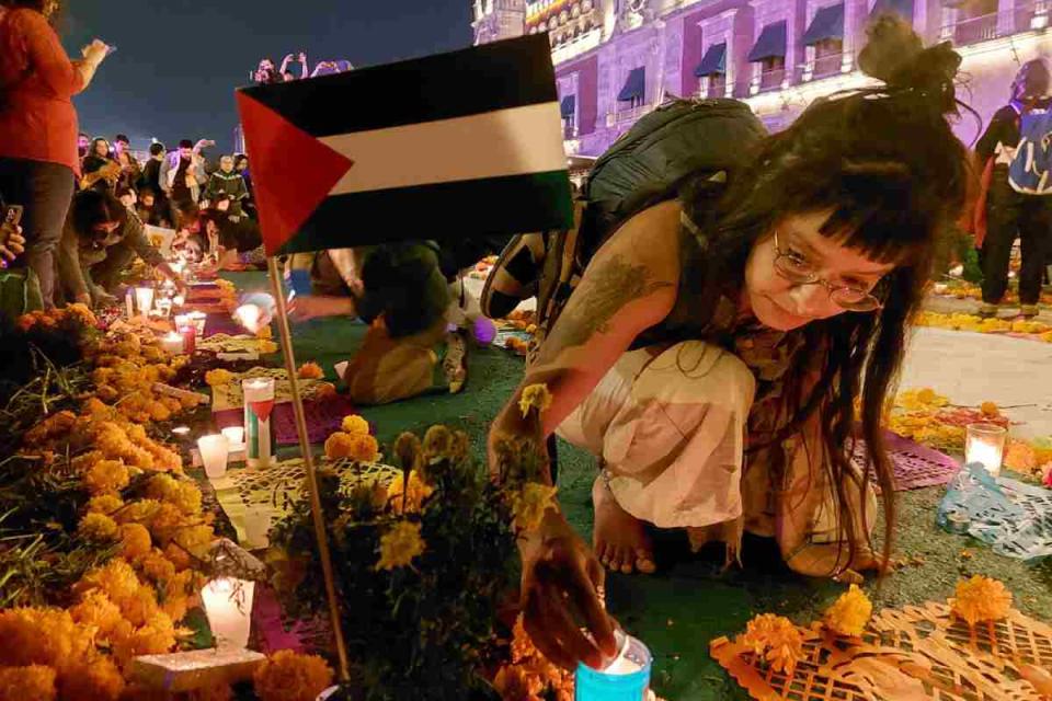Ofrenda colocada frente a Palacio Nacional en memoria de las víctimas de Palestina.