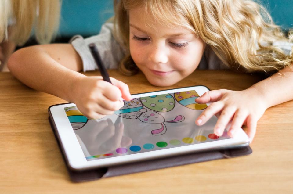 Kinder von digitalen Spielen fernzuhalten wäre ein Fehler. Games können durchaus wertvoll sein und die kognitiven Fähigkeiten und Kompetenzen Ihrer Kinder auf vielfältige Weise fördern. Für jedes Alter gibt es Empfehlungen bezüglich der Bildschirmnutzung. (Bild: iStock / Rawpixel)