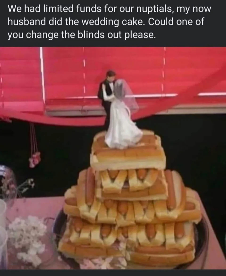 Ein Berg aus Hot Dogs sollte bei einem Paar als Torte dienen - das kam nicht bei allen gut an (Screenshot: Facebook/That's it, I'm wedding shaming)