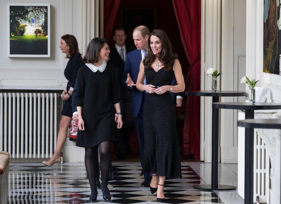 <p>Für den Empfang in der britischen Botschaft hatte Kate noch Understatement-Schwarz gewählt. Das Kleid stammte, wie schon ihr Hochzeitskleid, von Alexander McQueen. Die Herzogin setzte nicht nur mit der auffälligen Perlenkette einen Akzent. Auch ihre bloßen Arme waren für offizielle Empfänge eigentlich eher ungewöhnlich. Hat sich Kate das vielleicht von der ehemaligen First Lady Michelle Obama abgeguckt? (Bild: AP) </p>