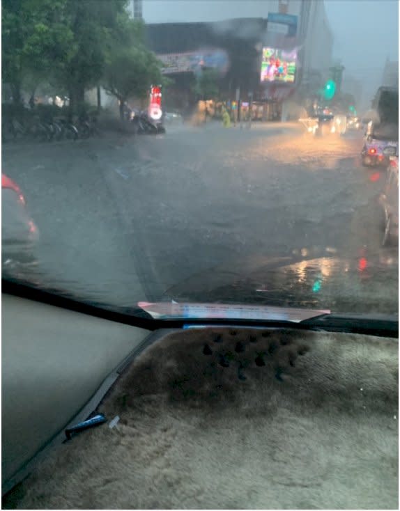 高雄19日午後下大雨，市區多處淹水。(消防署提供)