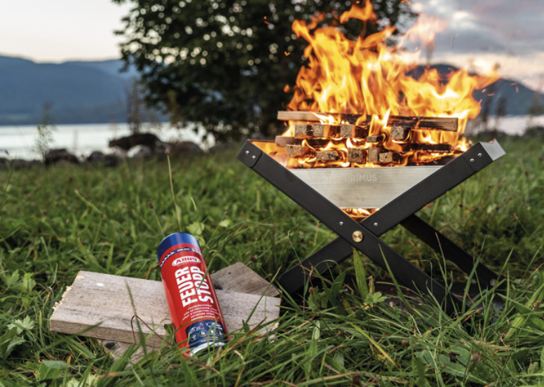 Nicht nur am Lagerfeuer während eines Survivaltrips, auch beim spontanen Grillen am nächsten Badesee oder sogar bei der Gaskocher-Nutzung, kann aufkommender Wind unerwarteten Funkenflug verursachen. (Bild: Amazon).