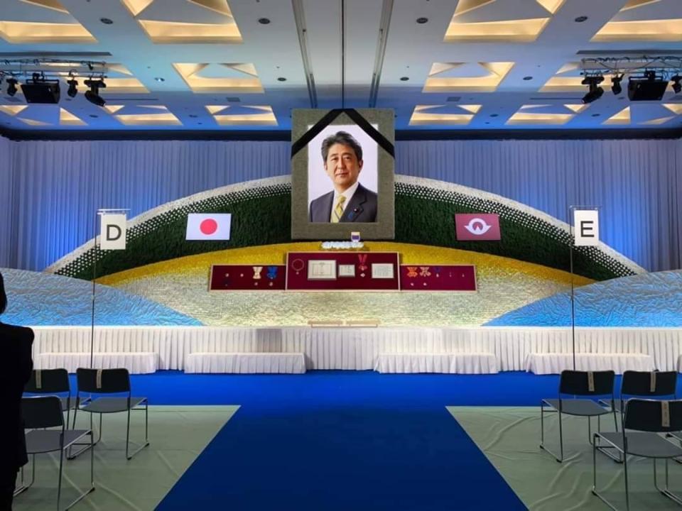 圖片說明：日本已故前首相安倍晉三「縣民葬」會場布置十分隆重莊嚴。(記者徐煜勝翻攝) 