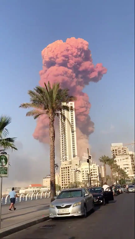 Foto del martes tomada de las redes sociales de una columna de humo elevándose tras una explosión en Beirut