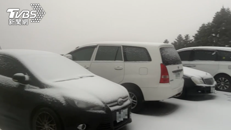 白雪覆蓋車頂。（圖／林業保育署南投分署提供）