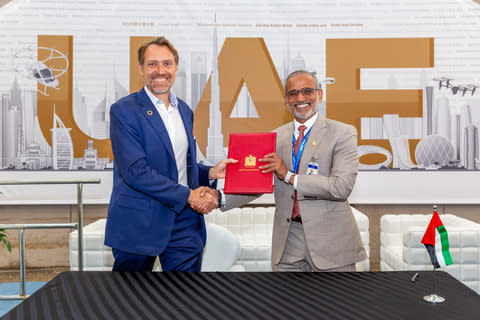 JoeBen Bevirt, Founder and CEO of Joby, presents the company’s Letter of Intent to initiate Joby’s Air Operator Certificate application to His Excellency Saif Mohammed Al Suwaidi, Director General of the UAE General Civil Aviation Authority. Christina Esteban Photography