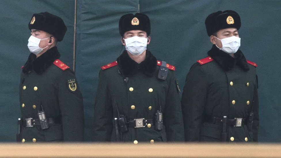 Policías chinos con máscaras