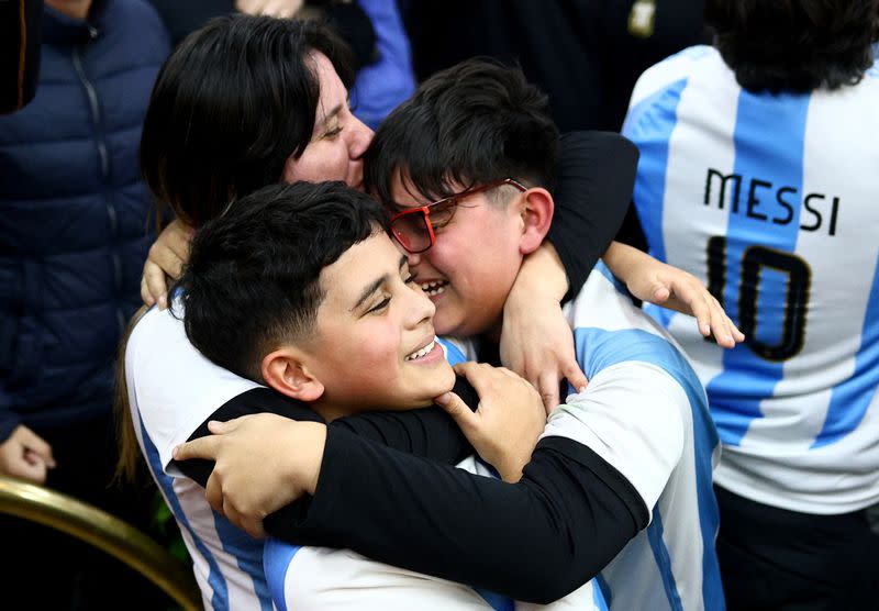 Hinchas de Argentina celebran el gol de Lautaro Martinez en la final de la Copa América ante Colombia