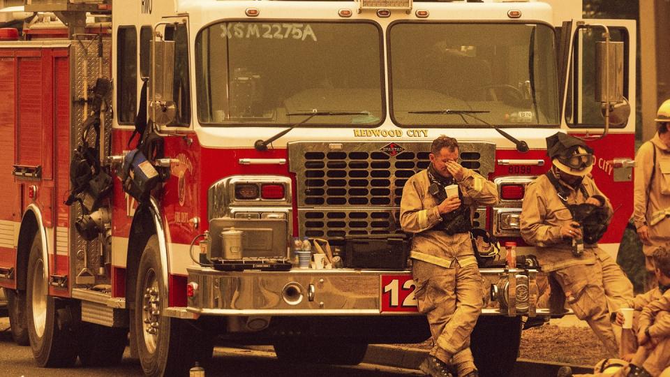 Feuerwehrmänner ruhen sich an ihrem Einsatzwagen aus, nachdem sie in der Nacht gegen das «Glass»-Feuer gekämpft haben.