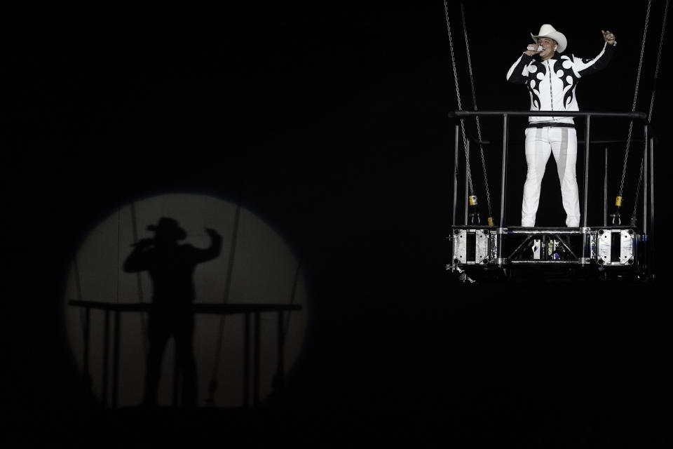 El vocalista Eduin Caz, de la banda regional mexicana Grupo Firme, durante un concierto gratuito en el Zócalo de la Ciudad de México, el domingo 25 de septiembre de 2022. (Foto AP/Eduardo Verdugo)