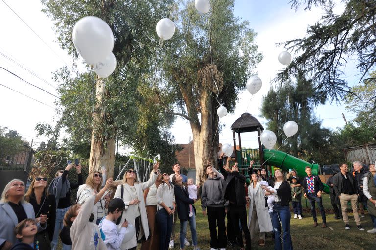 Suelta de globos para recuerda a Blanca Vicuña